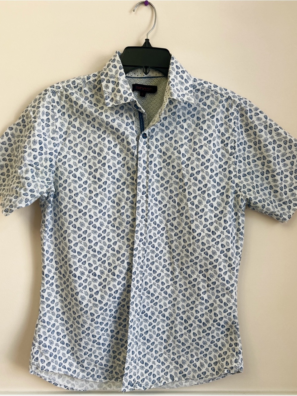 Casual Short-Sleeve Button-Down Shirt in White with Blue Leaf Print